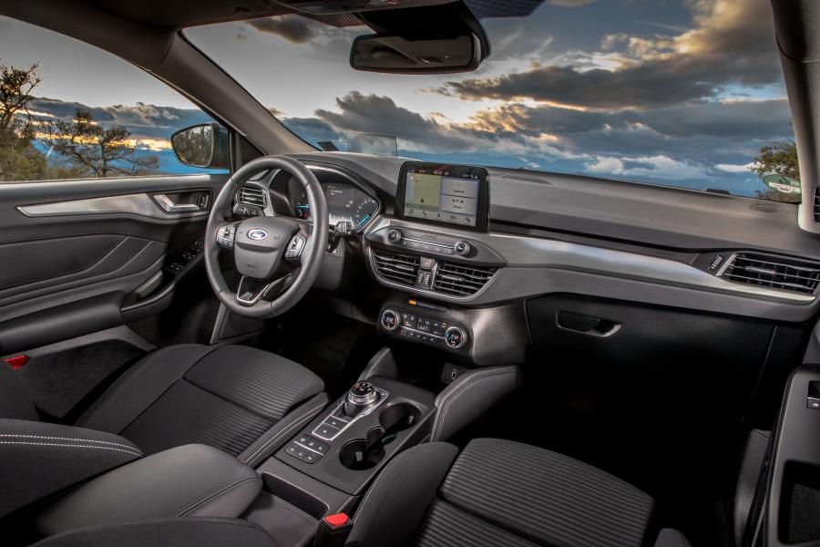 Интерьер Ford Focus Titanium 2018 года  (WW) (фото 34 из 41)